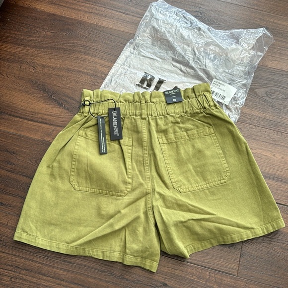Blank NYC NWT Out of Office High Waisted Olive Green Shorts in 100% Cotton. - Picture 9 of 10